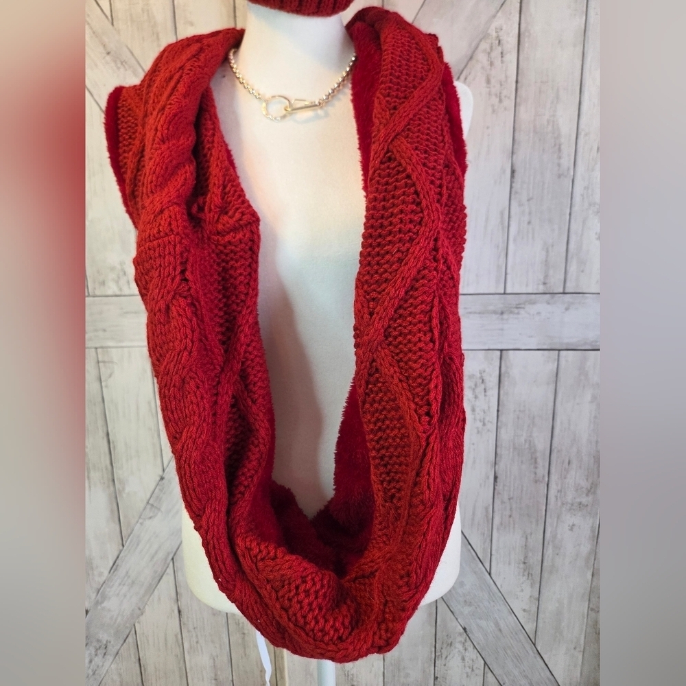 UGG Women's Red Cable Knit 2-piece Set Infinity Scarf And Pom Beanie - Picture 5 of 5